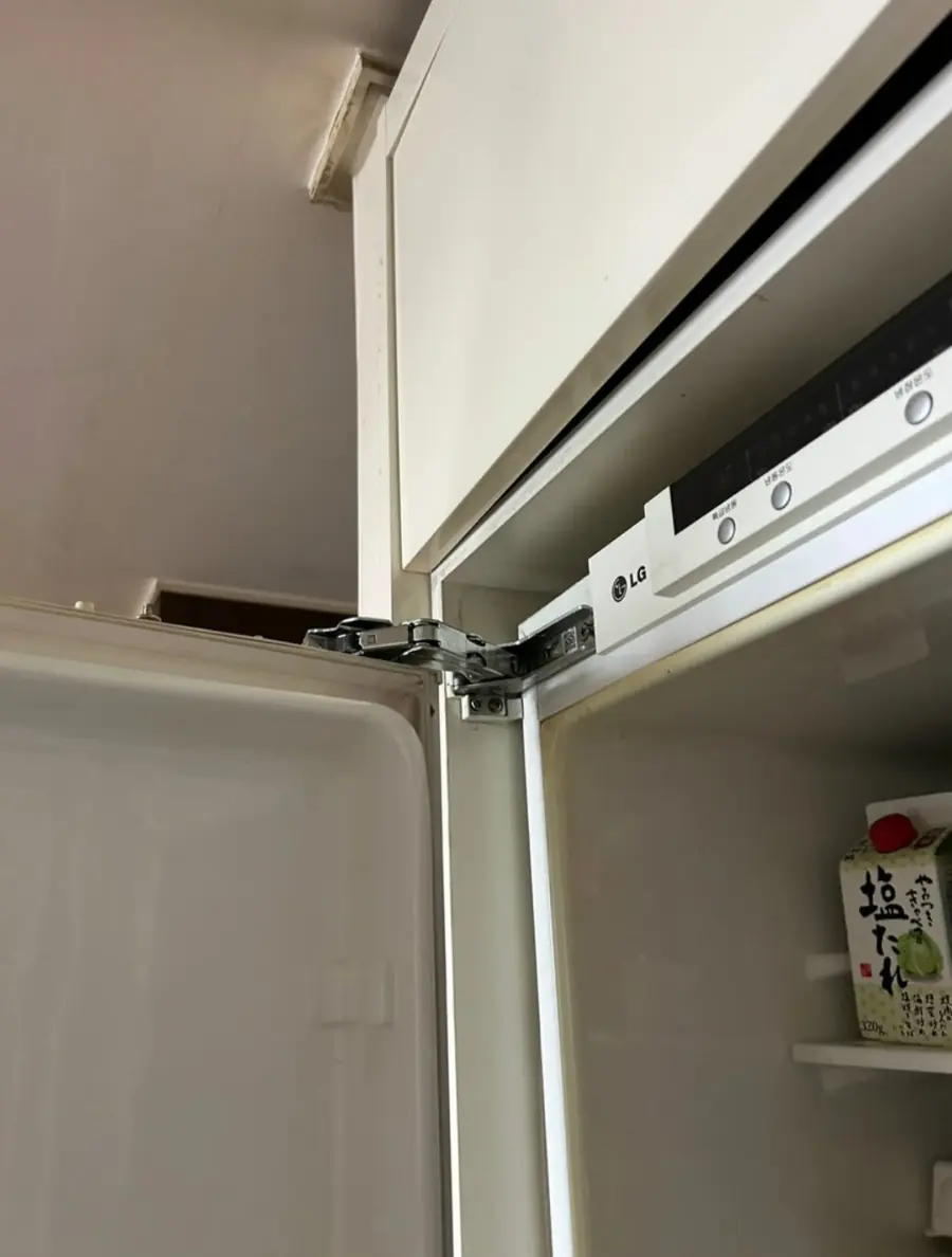 빌트인냉장고 수리 도어 상단 간극과 힌지 확인 부위